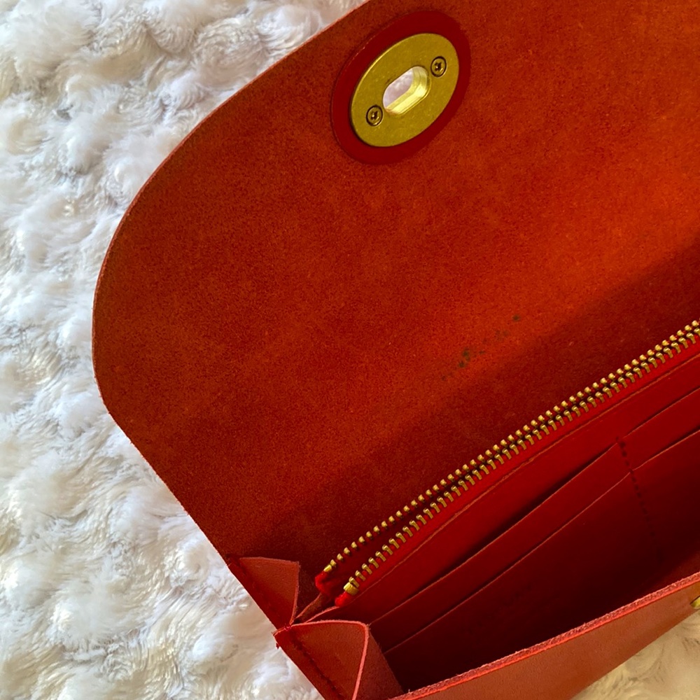 TIDEWAY red leather wallet with turnlock hardware. - Picture 3 of 12